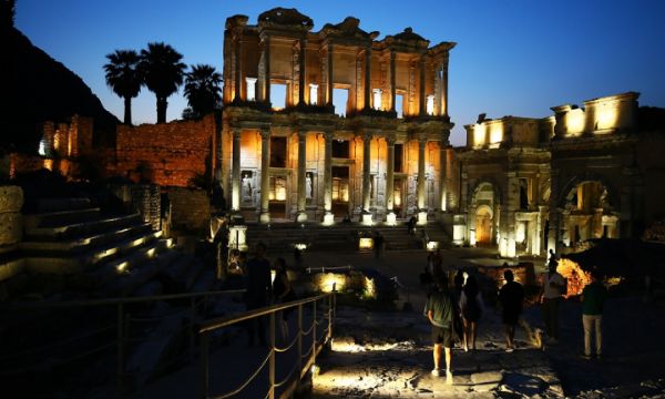 Efes Antik Kenti gece ayrı güzel!