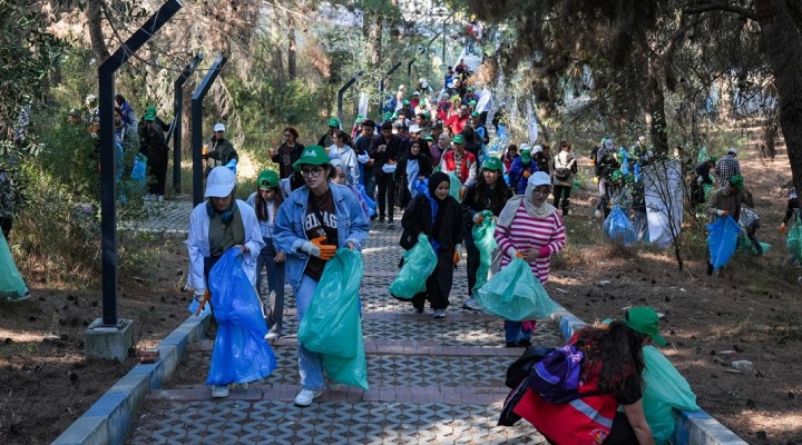 İzmir'de üniversite öğrencilerinden orman temizliği!