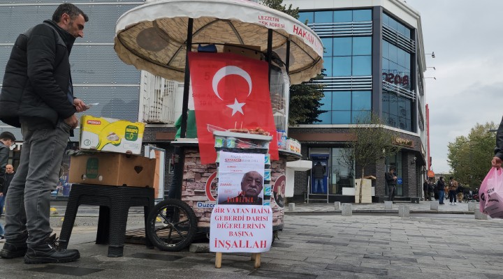  Vatan haini geberdi  yazısı asıp tatlı dağıttı!