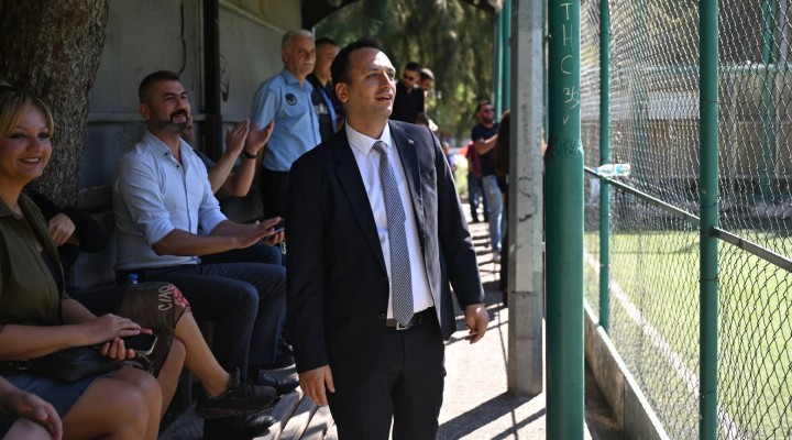 Bornova da  futbol heyecanı... Başlama vuruşu Başkan Eşki den!