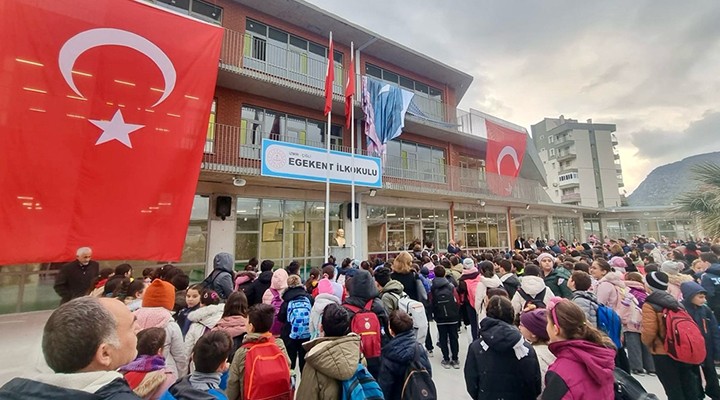 Çiğli Egekent İlkokulu yeni binasında eğitime başladı