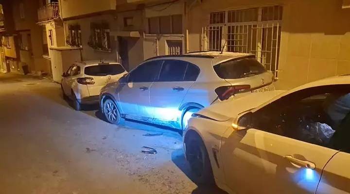 Ehliyetsiz ve alkollü sürücünün kullandığı otomobil, park halindeki 3 otomobile çarptı