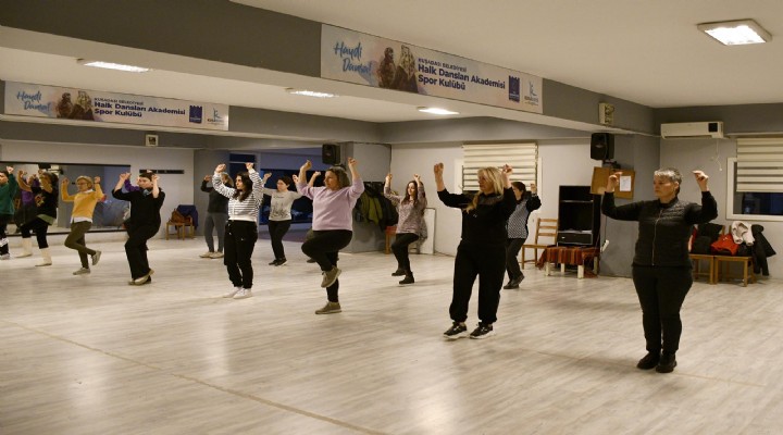 Farklı yörelere ait halk dansları Kuşadası nda yaşatılıyor