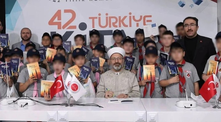 İstismar skandalıyla görevden alınmıştı, Erbaş la kitap imzaladı