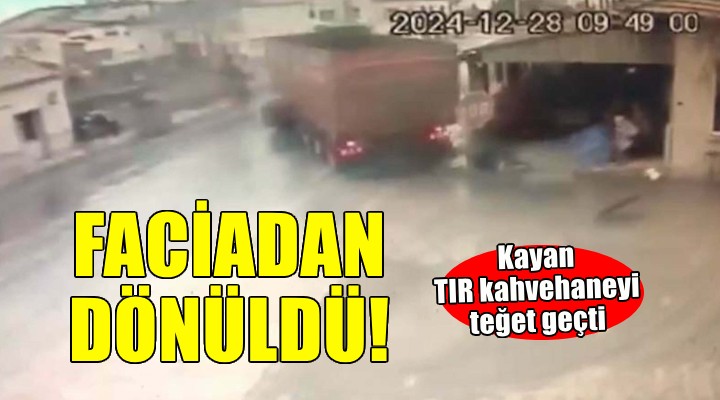 İzmir de faciadan dönüldü... Kayan TIR kahvehaneyi teğet geçti!