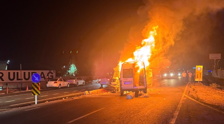 Kafa kafaya çarpışıp alev aldılar: 11 yaralı!