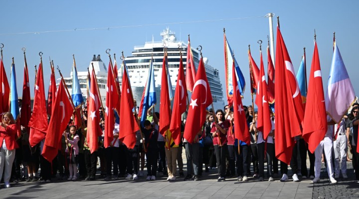 Kuşadası nı Cumhuriyet Bayramı coşkusu sardı!