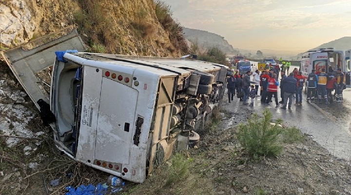 Tur midibüsü devrildi: 23 yaralı