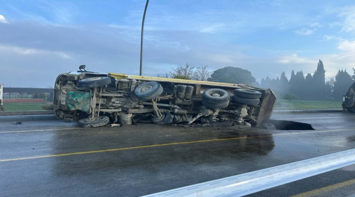 Yol çöktü, hafriyat kamyonu devrildi