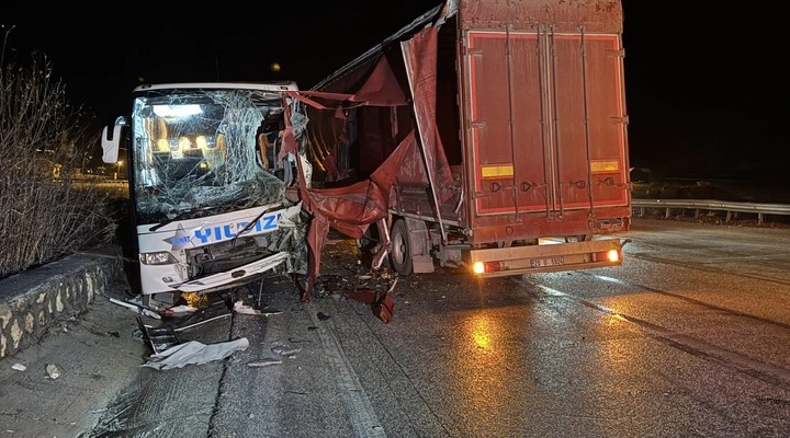 Yolcu otobüsü ile TIR çarpıştı: 18 yaralı!