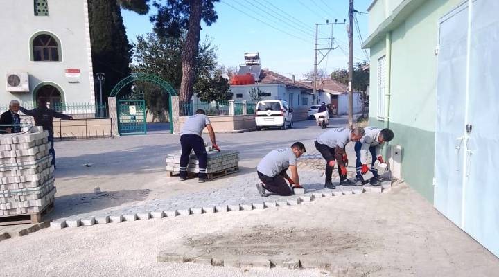 Yunusemre de 3 mahallede parke taşı döşeme çalışması