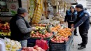 Kuşadasi belediyesi zabita ekipleri kaldirim işgaline geçit vermiyor