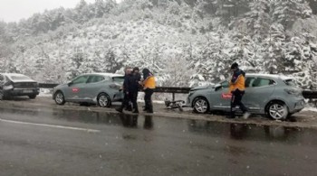 Anadolu Otoyolu'nda 3 ayrı kaza: 1 yaralı, 6 araç hasar gördü