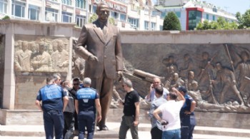 Atatürk Anıtı'na baltayla saldırdılar!