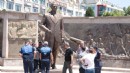 Atatürk Anıtı'na baltayla saldırdılar!
