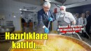 Başkan Tugay aşevinde yemek hazırlığına katıldı