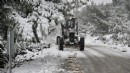 Bornova'da mevsimin ilk karı... Belediye ekiplerinden hızlı müdahale!