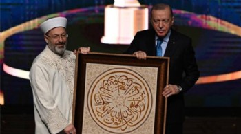 Diyanet İşleri Başkanı Ali Erbaş’ın Erdoğan’a hediye ettiği tablo gündem oldu