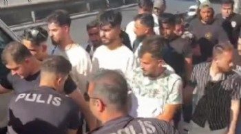 Metrobüs durağında 25 kaçak göçmen!