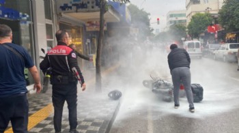 Sürekli arıza yapan motosikletini bayi önünde yaktı!