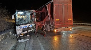 Yolcu otobüsü ile TIR çarpıştı: 18 yaralı!