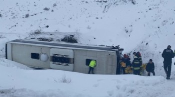 Yolcu otobüsü şarampole devrildi